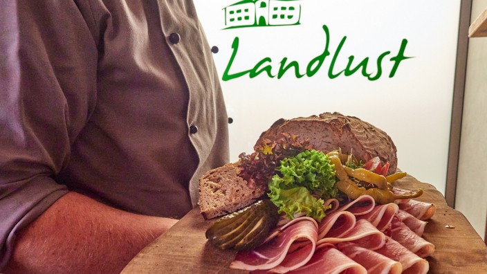Gastronomie im Landkreis: Das Vaterstettener Gasthaus Landlust wurde nun mit einer Urkunde für seine ausgezeichnete bayerische Küche gewürdigt.