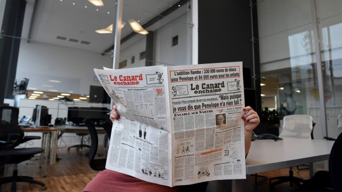 Frankreich: Einzigartige Mischung aus investigativ und satirisch: Der Canard enchaîné mit einem Titel über die Scheinbeschäftigungsaffäre, über die Präsidentschaftskandidat François Fillon 2017 stürzte.