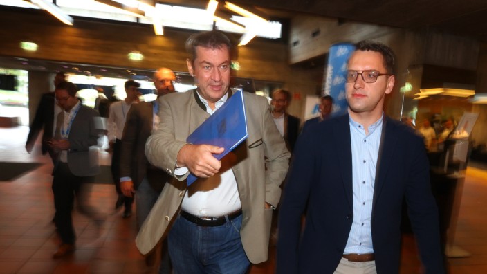 JU-Landesversammlung: Pateichef Markus Söder (links) und der JU-Vorsitzende Christian Doleschal ziehen in Augsburg gemeinsam in den Sitzungssaal ein.