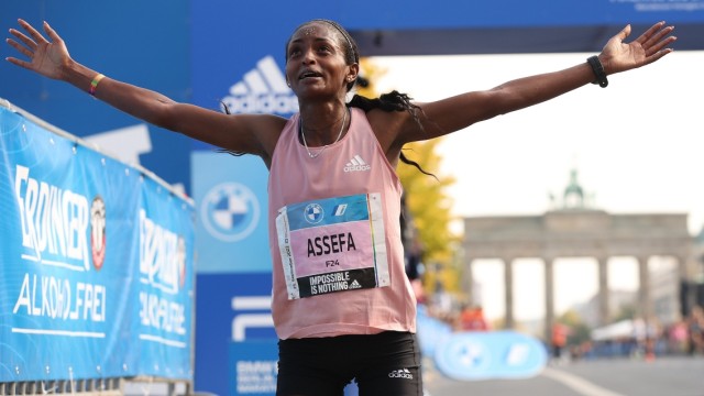Weltrekord beim Berlin-Marathon: Erste in Berlin, Dritte in der Marathon-Historie: Zur Bestmarke der Kenianerin Brigid Kosgei aus dem Jahr 2019 (2:14:04) fehlten der Siegerin Tigist Assefa aus Äthiopien nur etwas mehr als eineinhalb Minuten.