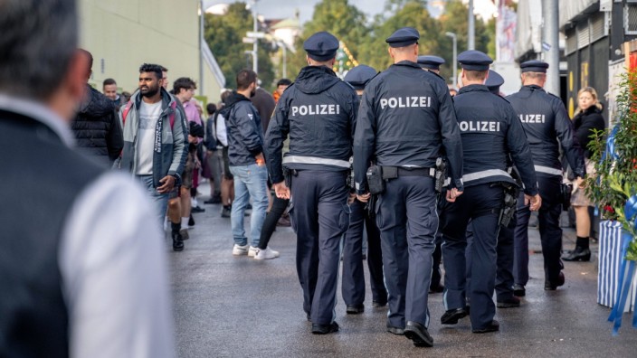 Day 1 Oktoberfest 2022 Polizei läuft Streife auf dem Oktoberfest.¨Am 17.09.2022 fand der erste Tag des Münchner Oktober