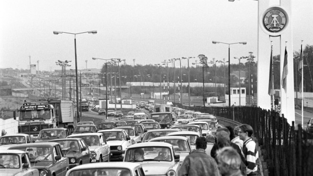 Grenzübergang: Als im November 1989 die Mauer fiel, drängelten sich die DDR-Bürger in langen Schlangen am Grenzübergang.