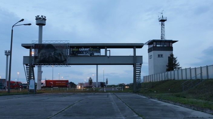 Grenzübergang: Alles im Blick: die ehemalige Kontrollbrücke in der Gedenkstätte Marienborn.