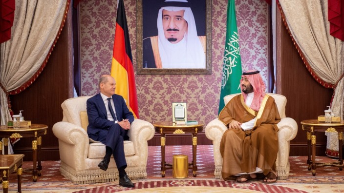 Scholz-Besuch: Eine Reise, die ihn vor allem Energie kostete: Kanzler Olaf Scholz bemüht freundlich beim Treffen mit dem saudischen Kronprinz Mohammed bin Salman am Samstag in Dschidda.