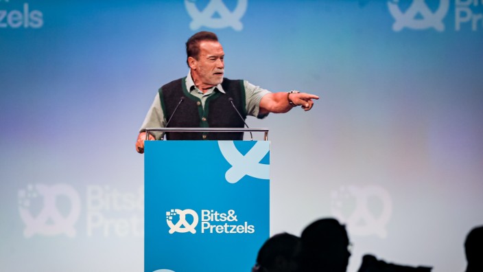 Start-up-Messe: Auftritt in Lederhose: Arnold Schwarzenegger eröffnet das Start-up-Festival "Bits & Pretzels". Und Hunderte Handys werden gleichzeitig gezückt.