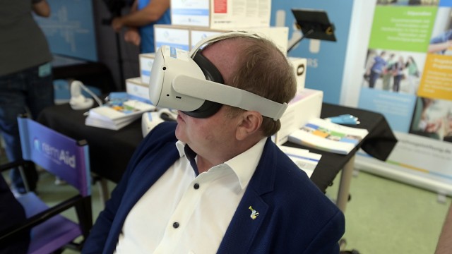 Bildung: Wagt den Selbstversuch: Landratsstellvertreter Otto Bußjäger (Freie Wähler) mit einer VR-Brille.