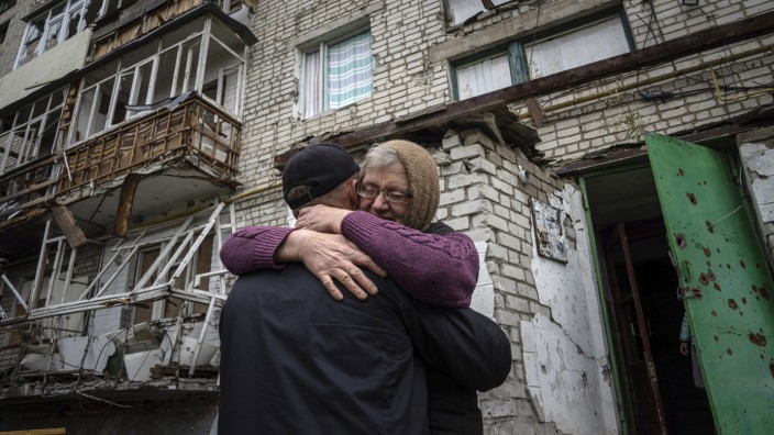 Ukraine: Die russische Armee hat in Isjum eine zerstörte Stadt hinterlassen. Zerbombte Wohnblöcke, Häuser ohne Gas, Wasser und Strom. Für die Bewohner zählt aber erst mal nur eines: Sie haben überlebt.