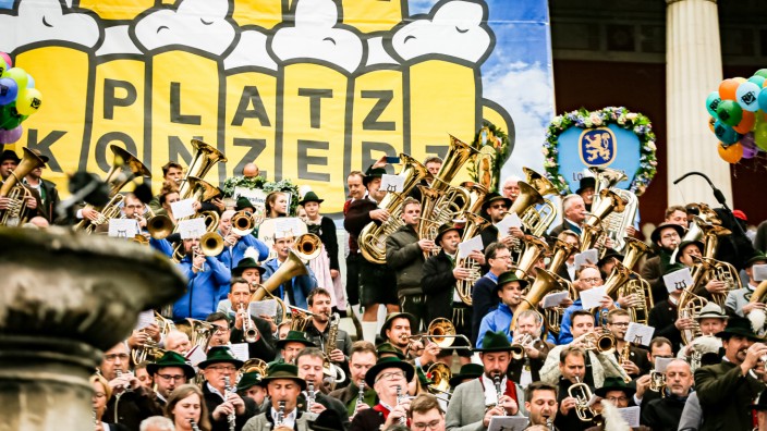 Newsblog zum Oktoberfest 2022: Vor der Bavaria spielen die Wiesnkapellen das traditionelle Platzkonzert.