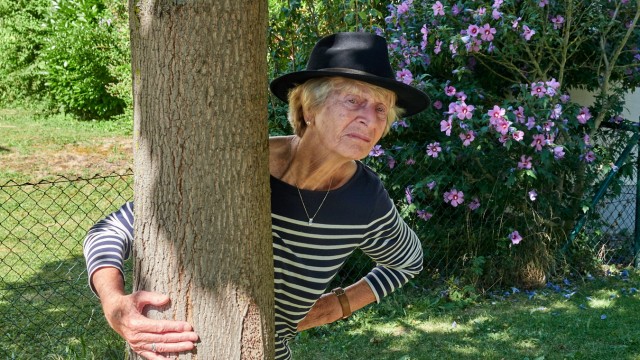 Senioren im Landkreis: Irmgard Niederreiter hält Ausschau - den grimmigen Gesichtsausdruck hat sie nur für die Kamera.