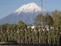 Russland, eingezogene Reservisten in Kamtschatka erhalten Gewehre KAMCHATKA, RUSSIA ?  SEPTEMBER 24, 2022: Mobilised men