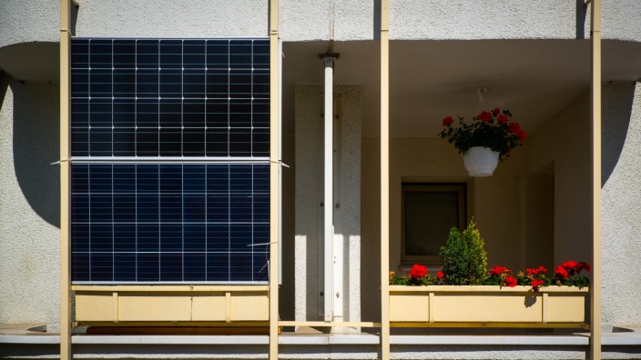 Energiewende in Vaterstetten: Solche kleinen Photovoltaik-Anlagen werden immer beliebter, in Vaterstetten gibt es dafür einen Zuschuss von der Gemeinde.