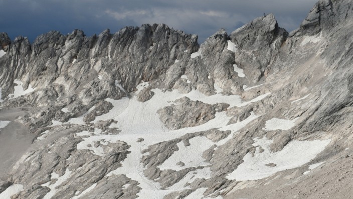 Gletscher auf der Zugspitze: Schon im vergangenen Jahr war vom Südlichen Schneeferner am Zugspitzplatt bloß noch ein kläglicher Rest zu sehen. Als Gletscher gilt er Experten nun endgültig nicht mehr.