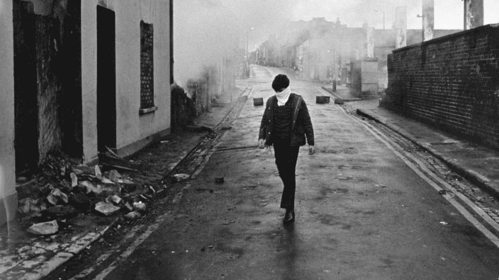 Anna Burns' Debüt "Amelia": Und wo sind die Erwachsenen? Auf der Straße, Menschen jagen: Aufnahme aus Belfast im Jahr 1971.