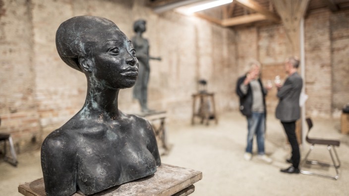 SZ-Serie: Platz da! Kreativquartiere in Bayern: Hans Wimmers "La Belle Africaine" (1966) gehört zu den Exponaten, die in der Ausstellung "Bildhauerfreunde" im renovierten Stadl in Triftern gezeigt werden.