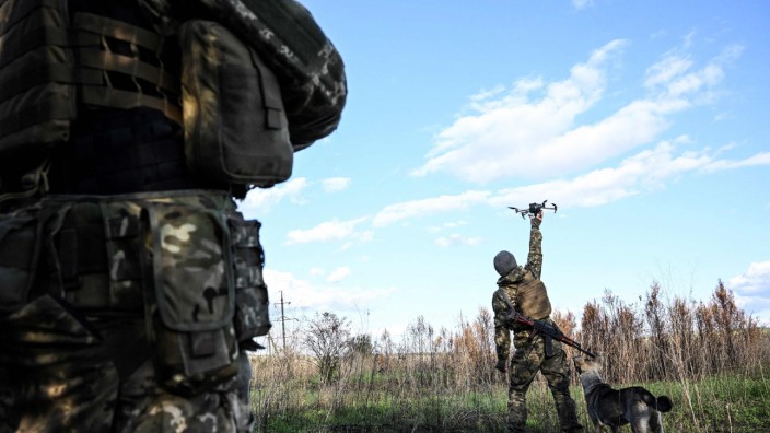 Militärischer Fortschritt: Weitere Fortschritte im Osten: ukrainische Soldaten mit einer Drohne in der Nähe von Bachmut an der Donbass-Front.