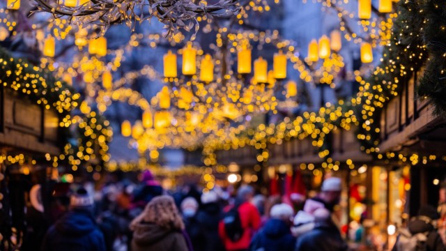 Energiekrise: Weihnachtsmarkt in Köln. Festlich beleuchtete Innenstädte bedeuteten Lebensqualität und seien ein Wirtschaftsfaktor, behauptet der Deutsche Städte- und Gemeindebund.