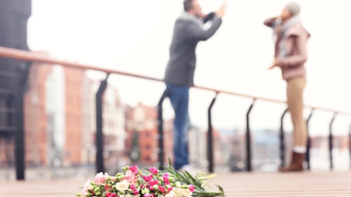 Psychologie: Und schon landet der Blumenstrauß im Dreck: Stress im Alltag kann Paare massiv belasten.