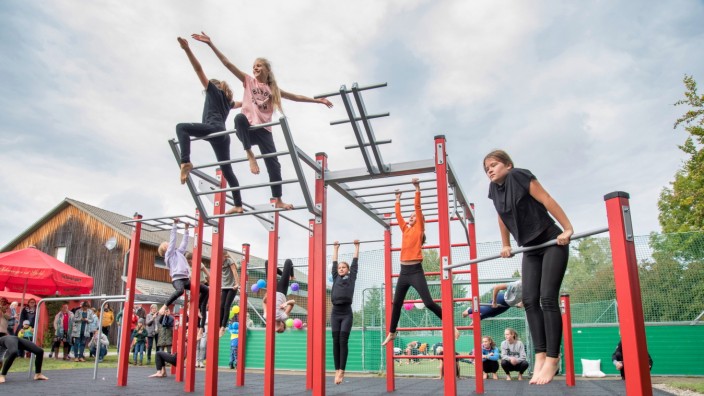 Fitness: Tada: Die jungen Sportlerinnen zeigen Übungen auf der neuen "Calisthenics"-Anlage des SC Wörthsee.