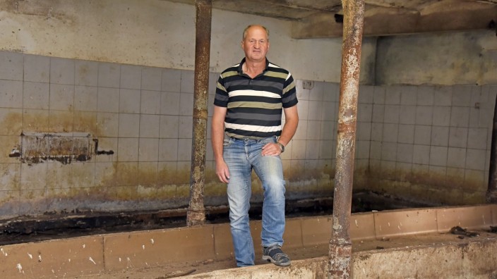 Moorenweis: Matthias Heitmayr, der neue Kreisobmann des Bauernverbands, hat im Juni alle Milchkühe verkauft. Dass nun im Stall alle Einbauten herausgerissen werden, macht ihm zu schaffen.