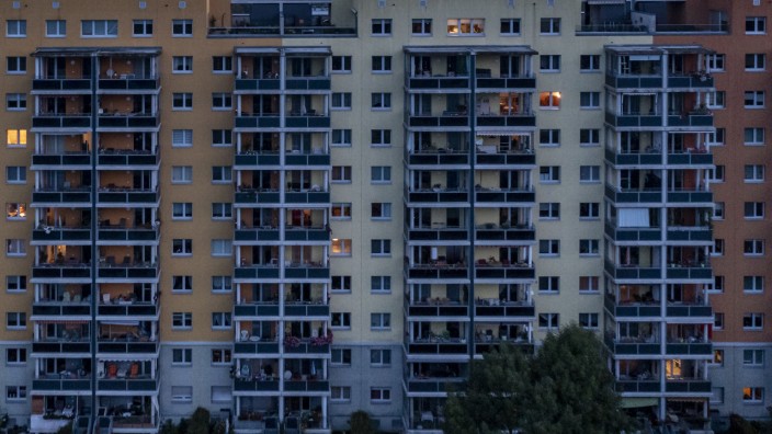 Energiepreise: Die ersten Bewohner eines Blocks im Leipziger Stadtteil Lößnig beleuchten am Morgen ihre Wohnungen. Sie alle würden durch eine Gasumlage noch stärker belastet werden.