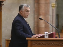 Liveblog zum Krieg in der Ukraine: Orban kündigt Volksbefragung zu Russland-Sanktionen an