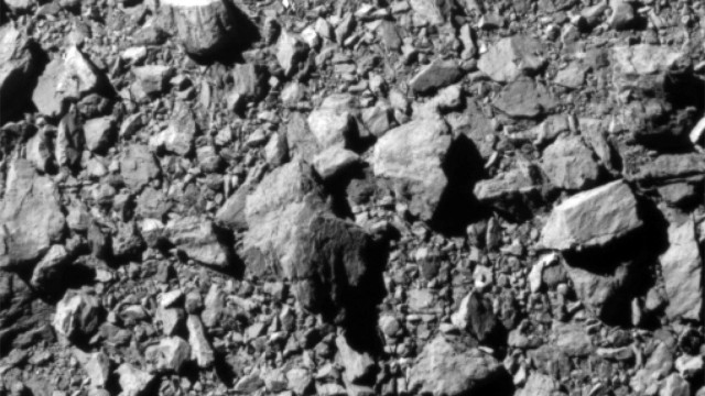 "Dart-Mission": Faszinierende Nahaufnahme von Gesteinsbrocken: Das letzte Bild sendete die Dart-Sonde zwei Sekunden vor dem Einschlag.
