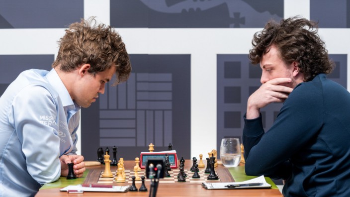 Schach: Magnus Carlsen (li.) im Denkerduell mit Hans Niemann: Hat der US-Schachspieler seinen Kontrahenten betrogen?