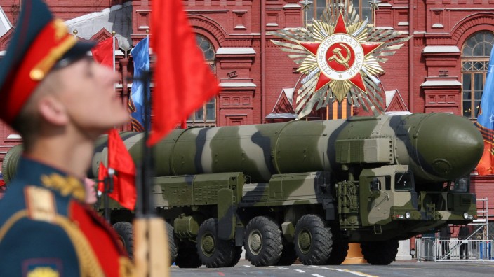 Atomare Bedrohung: Drohung als Tabubruch: Russische Interkontinentalrakete Topol-M ICBM bei einer Militärparade auf dem Roten Platz.