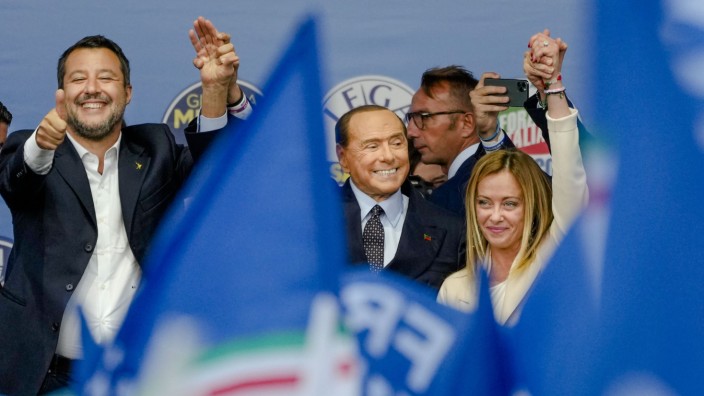 Italien: Siegesfeier in Rom (von rechts nach sehr weit rechts): Matteo Salvini von der Lega, Silvio Berlusconi von Forza Italia und Giorgia Meloni von den Fratelli d'Italia.