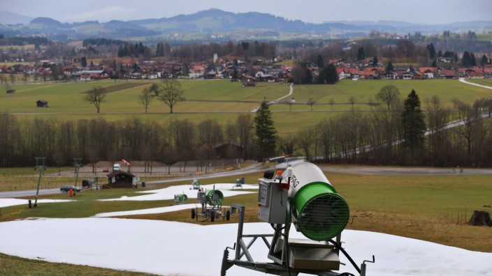 Bayerische Berge: Ein von einer Schneekanone produzierter Schneehaufen liegt auf der grünen Skipiste des Falkenliftes am Tegelberg bei Hohenschwangau.