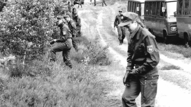 Cold Case: Polizeibeamte durchsuchen 1989 den Wald in der Göhrde nach Spuren.