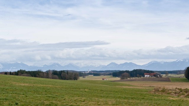 Brennernordzulauf im Landkreis Ebersberg: Wenn Trasse Limone gebaut wird, hat man in Niclasreuth künftig nicht nur den Blick auf die Berge, sondern auch den auf die Trasse, die zu den Bergen hinführt.