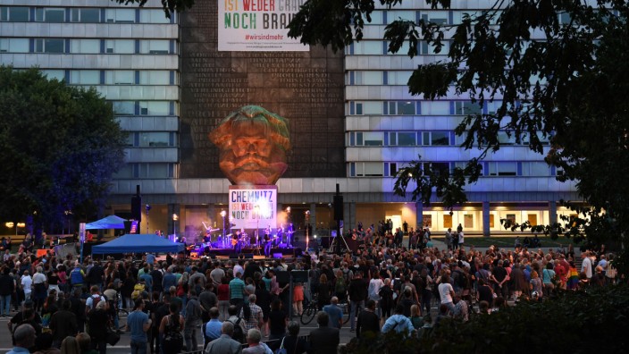 Ostdeutschland: Rave am Karl-Marx-Kopf: Szene vom "Wir sind mehr"-Konzert 2018 in Chemnitz.