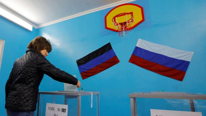 Ukraine: Mehr als 75 Prozent Ja-Stimmen lautete offenbar die Vorgabe: Ein Wahllokal in Donezk.