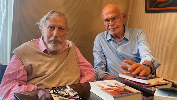 Wallraff und Troller: Georg Stefan Troller (l.), 100, und Günter Wallraff, der jetzt 80 wird, in Trollers Wohnung im sehr bürgerlichen siebten Arrondissement in Paris.