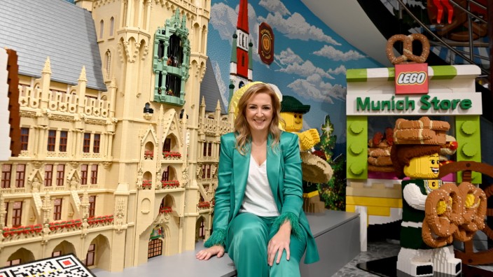 Einzelhandel: Zwischen Rathaus und dem neuen Lego-Geschäft aus bunten Steinen sitzt Karen Pascha-Gladyshev, Deutschland-Chefin des dänischen Unternehmens.