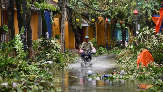 Eine überflutete Straße in Hoi An in Vietnam