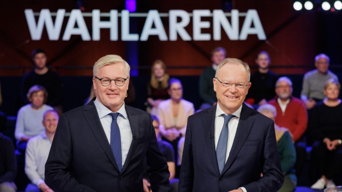 Niedersachsens Wirtschaftsminister Bernd Althusmann (CDU, l) und Ministerpräsident Stephan Weil (SPD) vor Beginn des TV-Duell.