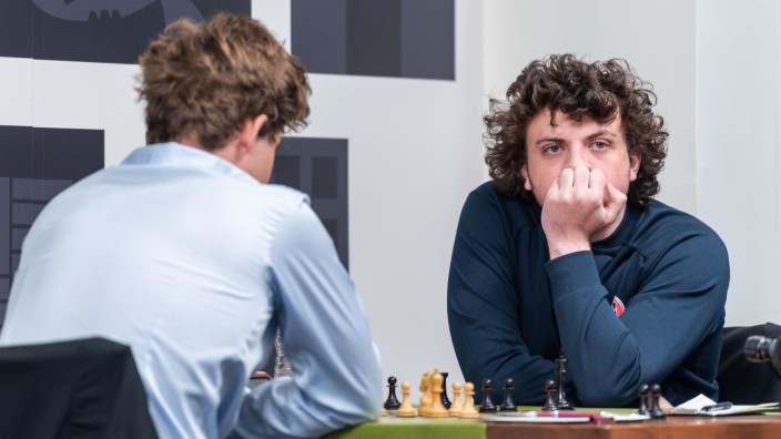 Schach: Seit mehr als zwei Jahren hatte Magnus Carlsen mit weißen Steinen nicht mehr verloren. Dann kam Hans Niemann (rechts), der bei seinem Triumph laut Carlsen nicht mal sonderlich konzentriert gewirkt habe.