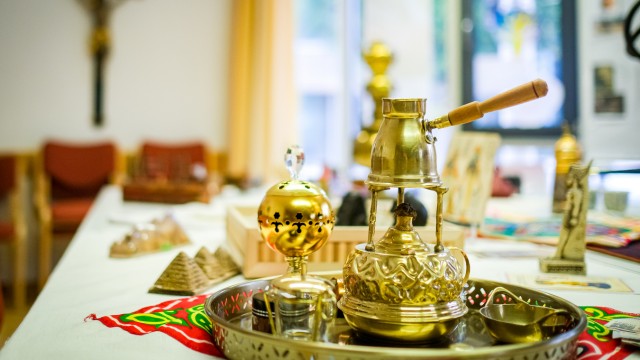 Interkulturelle Woche: Die Tische sind festlich gedeckt, zu finden ist dort unter anderem diese traditionelle Kafeekanne.