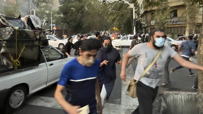 Das Bild zeigt angeblich Demonstranten, die nach Protesten am 19. September 2022 vor der Polizei fliehen.