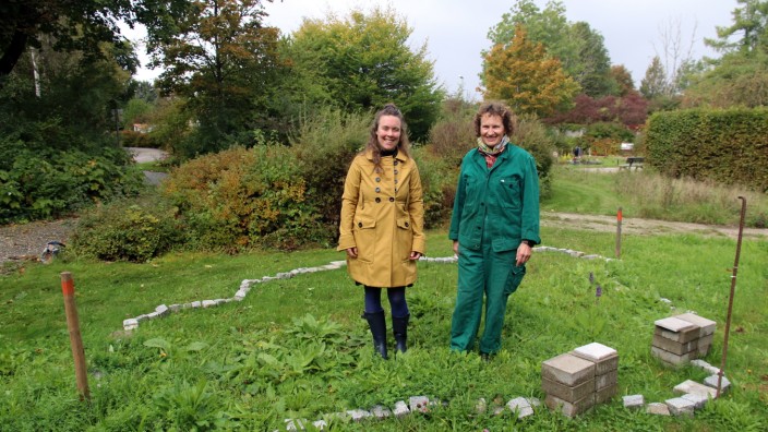 Bestattungskultur: Michaela Thiel (links) und Monika Bräuer-Gerlach wollen auf dem Waldfriedhof einen wolkenförmigen Bestattungsplatz für Sternenkinder schaffen.