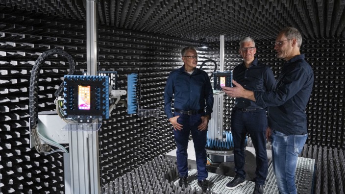 Technologie: Apple-Chef Tim Cook (Mitte) mit Hardware-Chef Johny Srouji (links) und einem Mitarbeiter in der Echokammer des Apple-Entwicklungszentrums in München.