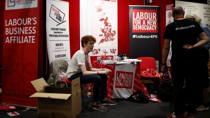Großbritannien: Wahlhelfer an einem Labour-Stand