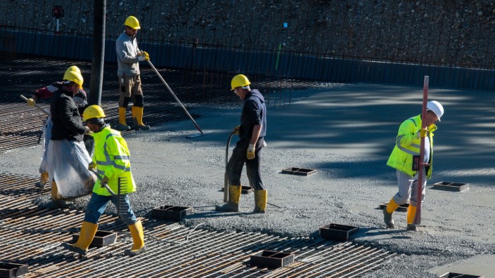 Gräfelfing: Bauarbeiter beim Gießen der Betonbodenplatte für die neue Sporthalle auf dem Gräfelfinger Schulcampus.