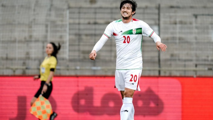 Iran und die Bundesliga: Sardar Azmoun verzichtete beim unter Ausschluss der Öffentlichkeit stattfindenden Länderspiel gegen Senegal auf einen Torjubel - ihm könnten Konsequenzen drohen.