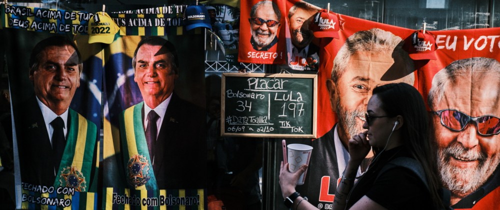 An einem Stand in Sao Paulo werden Handtücher mit den Porträts der Kandidaten verkauft. Die Verkaufszahlen zeigen: Lula ist beliebter.