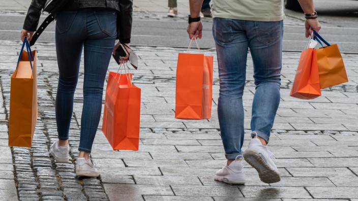 Inflation und Konsum: Passanten mit Einkaufstüten