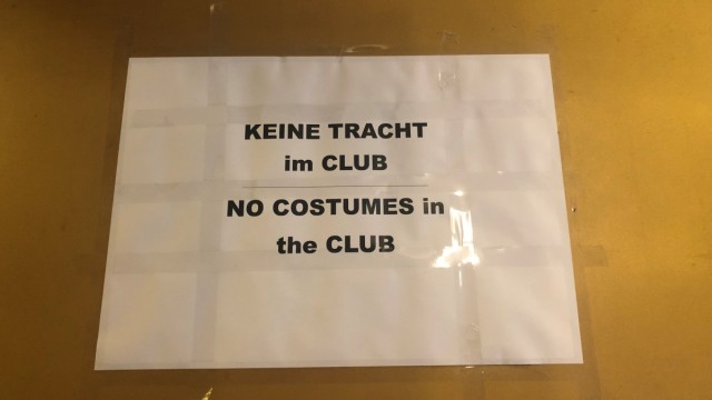 Kneipen und Clubs in München: Ein unscheinbarer Aushang an der Tür hält das Trachtenverbot im "Harry Klein" fest.