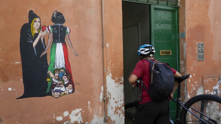 Giorgia Meloni von den Fratelli d'Italia auf einem Wandbild in Rom  als Hexe, die Italien verführt. Manche Italiener haben lieber gar nicht gewählt.
